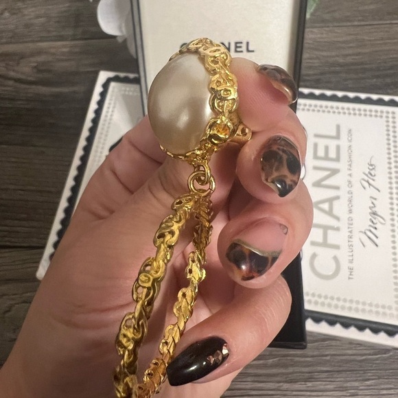 BEAUTIFUL Chanel Vintage XL Gold Pearl Hoop Clip On Earrings - Picture 5 of 13